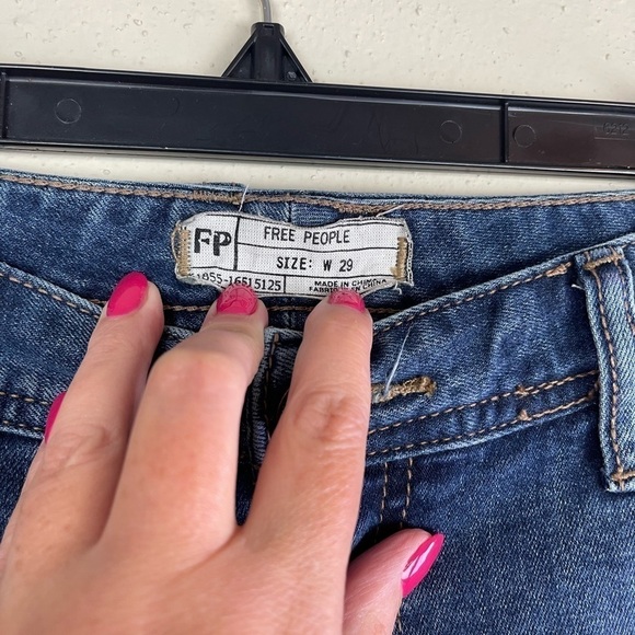 Free‎ People Mid-Rise Straight Leg Distressed Jeans Size 29 (A3-12) - Picture 2 of 4